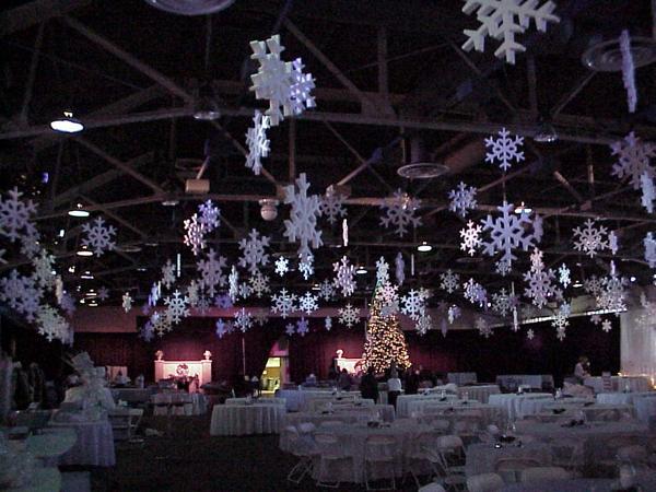 How to Hang Christmas Decor from Ceiling Creative Tips to Elevate Your Holidays